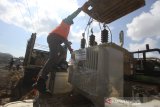 Petugas memindahkan Transformator (Trafo) listrik dari mobil untuk pemasangan jaringan yang menyuplai tenaga listrik di desa Sungai Bali, Kecamatan Pulau Sebuku, Kabupaten Kotabaru, Kalimantan Selatan, Selasa (26/11/2019). Pasca kebakaran yang melanda desa Sungai Bali PT Perusahaan Listrik Negara (Persero) wilayah Kaimantan Selatan dan Kalimantan Tengah (Kalsel-Teng) melakukan upaya pemulihan jaringan listrik untuk menyuplai tenaga listrik di desa Sungai Bali. Foto Antaranews Kalsel/Bayu Pratama S.