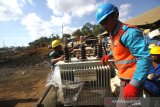 Petugas memindahkan Transformator (Trafo) listrik dari mobil untuk pemasangan jaringan yang menyuplai tenaga listrik di desa Sungai Bali, Kecamatan Pulau Sebuku, Kabupaten Kotabaru, Kalimantan Selatan, Selasa (26/11/2019). Pasca kebakaran yang melanda desa Sungai Bali PT Perusahaan Listrik Negara (Persero) wilayah Kaimantan Selatan dan Kalimantan Tengah (Kalsel-Teng) melakukan upaya pemulihan jaringan listrik untuk menyuplai tenaga listrik di desa Sungai Bali. Foto Antaranews Kalsel/Bayu Pratama S.