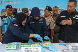 Kepala Badan Narkotika Nasional Provinsi (BNNP) Jawa Timur Brigjen Pol Bambang Priambada (kanan) menyaksikan barangbukti narkotika yang diuji sebelum dimusnahkan di BNNP Jawa Timur, Surabaya, Jawa Timur, Selasa (26/11/2019). BNNP Jawa Timur memusnahkan barang bukti sabu seberat 5,26 kilogram yang diamankan dari dua tersangka di dua tempat kejadian perkara (TKP). Antara Jatim/Didik S/ZK