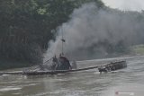 Pekerja tambang pasir liar berupaya memperbaiki mesin disel dongpeng penyedot pasir yang mengalami gangguan teknis di tengah aliran Sungai Brantas, Tulungagung, Jawa Timur, Selasa (26/11/2019). Penambangan pasir ilegal oleh lebih dari 47 mesin diesel penyedot pasir dan lima unit alat berat (excavator) di daerah itu sejak 2017 telah menyebabkan dasar Sungai Brantas turun antara 4-7 meter, yang berdampak pada rusak dan berubahnya kontur sungai serta menurunnya aliran air bawah tanah di pemukiman warga sekitar. Antara Jatim/Destyan Sujarwoko/zk