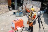 Petugas dari Balai Besar Teknik Kesehatan Lingkungan dan Pengendalian Penyakit (BBTKLPP) Surabaya mengukur kualitas udara menggunakan Air Sampler Impinger di industri tahu yang menggunakan sampah plastik di desa Tropodo, Krian, Sidoarjo, Jawa Timur, Selasa (26/11/2019). Pengukuran tersebut untuk memeriksa kualitas udara akibat polusi asap pembakaran limbah sampah plastik dari sejumlah industri tahu di Desa Tropodo yang sudah berlangsung sejak 20 tahun. Antara Jatim/Umarul Faruq/zk