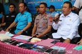 Walikota Tasikmalaya Budi budiman (kanan) bersama Wakapolda Jabar Brigjen Pol Akhmad Wiyagus (tengah) dan  Wadir Tindak Pidana Narkoba Bareskrim Polri, Kombes Pol Krisno Halomoan Siregar (kiri) menyampaikan keterangan pers usai penggerebekan produsen pil PCC (Paracetamol, caffeince, carisoprodol) di Kampung Awilega, Kecamatan Kawalu, Kota Tasikmalaya, Jawa Barat, Rabu (27/11/2019). Badan Narkotika Nasional (BNN) bersama tim gabungan menggerebek rumah yang dijadikan pabrik sumpit sebagai kamuflase produsen narkotika jenis PCC. ANTARA JABAR/ Humas Setda/adb/agr