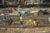 Warga beraktivitas diantara puing rumah yang hangus terbakar di desa Pulau Bali, Kecamatan Pulau Sebuku, Kabupaten Kotabaru, Kalimantan Selatan, Rabu (27/11/2019). Pasca Kebakaran di desa Pulau Bali hingga saat ini pihak kepolisian masih melakukan penyelidikan penyebab kebakaran yang menghanguskan ratusan rumah tersebut. Foto Antaranews Kalsel/Bayu Pratama S.