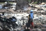 Anak-anak beraktivitas diantara puing rumah yang hangus terbakar di desa Pulau Bali, Kecamatan Pulau Sebuku, Kabupaten Kotabaru, Kalimantan Selatan, Rabu (27/11/2019). Pasca Kebakaran di desa Pulau Bali hingga saat ini pihak kepolisian masih melakukan penyelidikan penyebab kebakaran yang menghanguskan ratusan rumah tersebut. Foto Antaranews Kalsel/Bayu Pratama S.