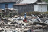 Anak-anak beraktivitas diantara puing rumah yang hangus terbakar di desa Pulau Bali, Kecamatan Pulau Sebuku, Kabupaten Kotabaru, Kalimantan Selatan, Rabu (27/11/2019). Pasca Kebakaran di desa Pulau Bali hingga saat ini pihak kepolisian masih melakukan penyelidikan penyebab kebakaran yang menghanguskan ratusan rumah tersebut. Foto Antaranews Kalsel/Bayu Pratama S.