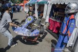 Mahasiswa menunjukan karya produk mobil Go Kart saat mengikuti Jabar Otofest 2019 di Depan Gedung Sate, Bandung, Jawa Barat, Minggu (24/11/2019). Jabar Otofest 2019 merupakan kegiatan untuk pengembangan dan jembatan penghubung bagi pelaku IKM bidang otomotif  dengan perusahaan perusahaan otomotif besar sehingga mampu meningkatkan komoditas ekspor otomotif di Jawa Barat. ANTARA FOTO/Novrian Arbi/agr