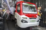 Pengunjung melihat produk mobil listrik KMW e-AMMDES yang dipamerkan pada Jabar Otofest 2019 di Depan Gedung Sate, Bandung, Jawa Barat, Minggu (24/11/2019). Jabar Otofest 2019 merupakan kegiatan untuk pengembangan dan jembatan penghubung bagi pelaku IKM bidang otomotif  dengan perusahaan perusahaan otomotif besar sehingga mampu meningkatkan komoditas ekspor otomotif di Jawa Barat. ANTARA FOTO/Novrian Arbi/agr