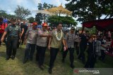 Menteri Sosial Juliari P Batubara (tengah) didampingi Bupati Pangandaran Jeje Wiradinata (ketiga kiri) saat tiba pada acara pencanangan Kawasan Siaga Bencana Pantai Selatan Jawa di Lapang Kalipucang, Kabupaten Pangandaran, Jawa Barat, Jumat (22/11/2019). Mensos mencangkan kawasan siaga bencana pantai Selatan Jawa meliputi Kabupaten Pangandaran, Kabupaten Cilacap, dan Kabupaten Kebumen untuk meningkatkan kesiapsiagaan bencana di daerah rawan bencana. ANTARA JABAR/Adeng Bustomi/agr