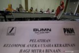 Sejumlah pelaku UMKM mengikuti pelatihan kewirausahaan dan manajemen usaha di Surabaya, Jawa Timur, Rabu (27/11/2019). PT SIER bersinergi dengan PT PNM memberikan modal usaha sebesar Rp500 juta dan pelatihan kewirausahaan kepada 13 mitra binaan untuk mengembangkan usaha pelaku UMKM tersebut dalam menghadapi era revolusi industri 4.0 dan era digital. Antara Jatim/Moch Asim/zk.