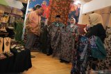 Pengunjung memilih kain batik yang dipajang pada Pameran Busana Batik (Batik Fashion Fair) di Grand City Surabaya, Jawa Timur, Rabu (27/11/2019). Pameran berbagai produk busana dan kain batik serta aksesoris busana wanita itu bertema 'Sustainable Fashion' dan berlangsung sampai 1 Desember 2019. Antara Jatim/Didik S/ZK