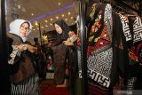 PAMERAN BUSANA BATIK. Pengunjung memilih busana batik yang dipajang pada Pameran Busana Batik (Batik Fashion Fair) di Grand City Surabaya, Jawa Timur, Rabu (27/11/2019). Pameran berbagai produk busana dan kain batik serta aksesoris busana wanita itu bertema 'Sustainable Fashion' dan berlangsung sampai 1 Desember 2019. Antara Jatim/Didik S/ZK