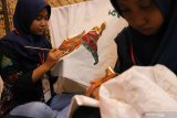 Pelajar SMK Negeri 12 Surabaya membatik dan melukis kain pada Pameran Busana Batik (Batik Fashion Fair) di Grand City Surabaya, Jawa Timur, Rabu (27/11/2019). Pameran berbagai produk busana dan kain batik serta aksesoris busana wanita itu bertema 'Sustainable Fashion' dan berlangsung sampai 1 Desember 2019. Antara Jatim/Didik S/ZK