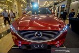 Pengunjung mengamati interior mobil All New Mazda CX-8 saat peluncurannya di Bandung, Jawa Barat, Rabu (27/11/2019). PT Eurokars Motor Indonesia meluncurkan All new Mazda CX-8 yang memiliki konsep three row SUV dengan target konsumen papan atas yang menyukai SUV premium. ANTARA JABAR/Raisan Al Farisi/agr