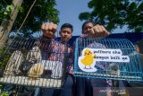 Perwakilan siswa menunjukan anak ayam yang diberikan Wali Kota Bandung Oded M Danial di Gedebage, Bandung, Jawa Barat, Kamis (21/11/2019). Pemerintah Kota Bandung meluncurkan program tahap pertama pemberian 2.000 anak ayam yang dibagikan ke 12 sekolah tingkat SD dan SMP di wilayah Kecamatan Gedebage dan Kecamatan Cibiru yang ditujukan untuk meminimalisir siswa agar tidak kecanduan gawai. ANTARA JABAR/Raisan Al Farisi