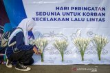 Sejumlah pelajar melakukan sosialisasi keselamatan berkendara saat peringatan korban kecelakaan lalu lintas sedunia di Bandung, Jawa Barat, Minggu (24/11/2019). WHO memprediksi kematian akibat kecelakaan lalu lintas pada anak dan dewasa dari umur 5 hingga 29 tahun akan menjadi penyebab kematian utama ke-7 pada 2030 mendatang. ANTARA JABAR/Raisan Al Farisi/agr