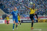 Pesepakbola Persib Bandung Kevin Kippersluis (kiri) berebut bola dengan pesepakbola Barito Putera Donny Harold Monim (kanan) saat menjalani laga lanjutan liga 1 di Stadion Si Jalak Harupat, Kabupaten Bandung, Jawa Barat, Minggu (24/11/2019). Pertandingan tersebut berlangsung imbang dengan skor 0-0. ANTARA JABAR/Raisan Al Farisi/agr