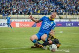 Pesepakbola Persib Bandung Kevin Kippersluis (kiri) mendapatkan tekel keras dari pesepakbola Barito Putera Donny Harold Monim (kanan) saat menjalani laga lanjutan liga 1 di Stadion Si Jalak Harupat, Kabupaten Bandung, Jawa Barat, Minggu (24/11/2019). Pertandingan tersebut berlangsung imbang dengan skor 0-0. ANTARA JABAR/Raisan Al Farisi/agr