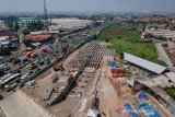 Foto udara pembangunan jalan layang Tol Cisumdawu di pintu keluar Jalan Tol Cileunyi, Kabupaten Bandung, Jawa Barat, Senin (24/11/2019). Kementerian Pekerjaan Umum dan Perumahan Rakyat (PUPR) menargetkan pembangunan Tol Cileunyi Sumedang Dawuan (Cisumdawu) dapat beroperasi pada akhir 2020. ANTARA JABAR/Raisan Al Farisi/agr