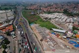 Foto udara pembangunan jalan layang Tol Cisumdawu di pintu keluar Jalan Tol Cileunyi, Kabupaten Bandung, Jawa Barat, Senin (24/11/2019). Kementerian Pekerjaan Umum dan Perumahan Rakyat (PUPR) menargetkan pembangunan Tol Cileunyi Sumedang Dawuan (Cisumdawu) dapat beroperasi pada akhir 2020. ANTARA JABAR/Raisan Al Farisi/agr