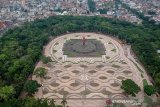 Foto udara Taman Tegallega di Bandung, Jawa Barat, Rabu (27/11/2019). Dinas Perumahan dan Kawasan Permukiman, Pertanahan dan Pertamanan Kota Bandung, mencatat, saat ini jumlah Ruang Terbuka Hijau (RTH) di Kota Bandung baru mencapai 12,15 persen atau setara dengan 2.032 hektare. Jumlah tersebut masih jauh dari proporsi penataan RTH yang menganjurkan setiap kota memiliki 30 persen RTH  dari luas kota. ANTARA JABAR/Raisan Al Farisi/agr