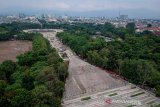 Foto udara Taman Tegallega di Bandung, Jawa Barat, Rabu (27/11/2019). Dinas Perumahan dan Kawasan Permukiman, Pertanahan dan Pertamanan Kota Bandung, mencatat, saat ini jumlah Ruang Terbuka Hijau (RTH) di Kota Bandung baru mencapai 12,15 persen atau setara dengan 2.032 hektare. Jumlah tersebut masih jauh dari proporsi penataan RTH yang menganjurkan setiap kota memiliki 30 persen RTH  dari luas kota. ANTARA JABAR/Raisan Al Farisi/agr