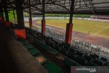Kursi tribun penonton yang rusak di Stadion Wiradadaha di Komplek Olahraga Dadaha, Kota Tasikmalaya, Jawa Barat, Kamis (21/11/2019). Stadion Sepakbola yang memiliki kapasitas tempat duduk mencapai 10 ribu penonton itu, kondisinya tidak terawat. ANTARA JABAR/Adeng Bustomi/agr