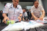 Polisi menata barang bukti saat ungkap kasus peredaran narkotika di Polrestabes Surabaya, Jawa Timur, Rabu (27/11/2019). Satresnarkoba Polrestabes Surabaya menangkap empat tersangka atas kasus dugaan mengedarkan narkotika jenis sabu dan mengamankan barang bukti sabu seberat sekitar 7,4 kilogram. Antara Jatim/Didik S/ZK