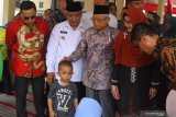 Wakil Presiden Ma'ruf Amin (tiga dari kiri)  didampingi Ibu Wury Ma'ruf Amin (dua dari kanan) dan Bupati Malang, H.M Sanusi (dua dari kiri) saat melakukan kunjungan kerja di Balaidesa Tangkilsari, Malang, Jawa Timur, Rabu (27/11/2019). Kunjungan kerja tersebut untuk meninjau penanganan masalah stunting dan kemiskinan. Antara Jatim/Ari Bowo Sucipto/zk.