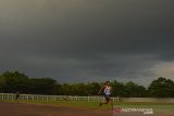 Warga berolahraga diselimuti Awan hitam Cumulonimbus bergelayut di langit Kota Tasikmalaya, Jawa Barat, Kamis (21/11/2019). Badan Meteorologi, Klimatologi, dan Geofisika Jabar menyatakan mayoritas wilayah Jabar saat ini sedang memasuki masa transisi peralihan musim atau pancaroba dari musim kemarau ke musim hujan, masyarakat diimbau waspadai cuaca ekstrim intensitas hujan sedang hingga lebat disertai angin kencang. ANTARA JABAR/Adeng Bustomi/agr