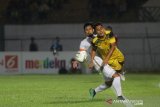 Pesepak bola Barito Putera Samsul Arif Munip (kanan) berduel dengan pesepak bola PSS Sleman Mohammad Bagus Nirwanto (kiri) dalam pertandingan lanjutan Liga 1 2019 di Stadion Demang Lehman Martapura, Kalimantan Selatan, Kamis (28/11/2019). Barito Putera menang atas PSS Sleman dengan skor 1-0. Foto Antaranews Kalsel/Bayu Pratama S.