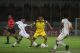 Pesepak bola Barito Putera Doe Sackie Teah (tengah) berduel dengan pesepak bola PSS Sleman Ricky R Kambuaya (kiri) dalam pertandingan lanjutan Liga 1 2019 di Stadion Demang Lehman Martapura, Kalimantan Selatan, Kamis (28/11/2019). Barito Putera menang atas PSS Sleman dengan skor 1-0. Foto Antaranews Kalsel/Bayu Pratama S.