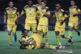 Pesepak bola Barito Putera Rafael Feital Da Silva (bawah) berselebrasi bersama rekan timnya usai mencetak gol ke gawang PSS Sleman dalam pertandingan lanjutan Liga 1 2019 di Stadion Demang Lehman Martapura, Kalimantan Selatan, Kamis (28/11/2019). Barito Putera menang atas PSS Sleman dengan skor 1-0. Foto Antaranews Kalsel/Bayu Pratama S.