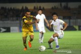 Pesepak bola Barito Putera Rizky Rizaldi Pora (kiri) berduel dengan pesepak bola PSS Sleman Samuel Christianson Simanjuntak (kanan) dalam pertandingan lanjutan Liga 1 2019 di Stadion Demang Lehman Martapura, Kalimantan Selatan, Kamis (28/11/2019). Barito Putera menang atas PSS Sleman dengan skor 1-0. Foto Antaranews Kalsel/Bayu Pratama S.