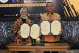 Kepala Badan Pengawas Obat dan Makanan (BPOM) Penny K Lukito (kiri) bersama Rektor Universitas Airlangga Mohammad Nasih (kanan) menunjukkan kesepakatan bersama usai ditandatangani di Universitas Airlangga Surabaya, Jawa Timur, Rabu (27/11/2019). Kesepakatan bersama itu mengenai kerja sama pendidikan, penelitian dan pengabdian masyarakat. Antara Jatim/Didik S/ZK