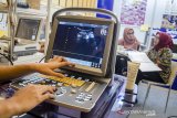 Petugas melakukan cek medis kepada pengunjung dengan menggunakan alat Elitech-Indonesia USG 3D/4D pada pameran Rumah Sakit dan Alat  Kesehatan di Trans Luxury Hotel, Bandung, Jawa Barat, Kamis (28/11/2019). Pameran yang diselenggarakan oleh Perhimpunan Rumah Sakit Seluruh Indonesia (PERSI) Jawa Barat tersebut guna penguatan organisasi dan tata kelola rumah sakit di era 4.0 dalam peningkatan pelayanan kesehatan bagi masyarakat Indonesia di masa mendatang. ANTARA JABAR/Novrian Arbi/agr