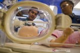 Petugas melakukan cek medis kepada pengunjung dengan menggunakan alat Elitech-Indonesia USG 3D/4D pada pameran Rumah Sakit dan Alat  Kesehatan di Trans Luxury Hotel, Bandung, Jawa Barat, Kamis (28/11/2019). Pameran yang diselenggarakan oleh Perhimpunan Rumah Sakit Seluruh Indonesia (PERSI) Jawa Barat tersebut guna penguatan organisasi dan tata kelola rumah sakit di era 4.0 dalam peningkatan pelayanan kesehatan bagi masyarakat Indonesia di masa mendatang. ANTARA JABAR/Novrian Arbi/agr