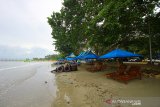 Suasana Pantai Sarang Tiung di Kabupaten Kotabaru, Kalimantan Selatan, Kamis (28/11/2019). Pantai Sarang Tiung yang terletak di Kabupaten Kotabaru tersebut menjadi salah satu tempat wisata yang sering dikunjungi karena menawarkan pemandangan yang indah, lokasi swafoto dan berbagai macam permainan air. Foto Antaranews Kalsel/ Bayu Pratama S.