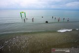 Pengunjung menikmati suasana Pantai Sarang Tiung di Kabupaten Kotabaru, Kalimantan Selatan, Kamis (28/11/2019). Pantai Sarang Tiung yang terletak di Kabupaten Kotabaru tersebut menjadi salah satu tempat wisata yang sering dikunjungi karena menawarkan pemandangan yang indah, lokasi swafoto dan berbagai macam permainan air. Foto Antaranews Kalsel/ Bayu Pratama S.