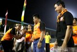 Wali Kota Banda Aceh Aminullah Usman (dua kanan) dan Ketua DPRK Banda Aceh Farid Nyak Umar (kanan) menyambut kapten Persiraja Banda Aceh Mukhlis Nakata (kiri) serta tim saat tiba di stadion H Dimurthala Banda Aceh, Aceh, Kamis (28/11/2019). Persiraja Banda Aceh berhasil lolos ke liga 1 Indonesia pada musim depan setelah mengalahkan Sriwijaya FC 1-0 saat perebutan tempat ketiga Liga 2 musim 2019 di Stadion Kapten Wayan Dipta, Gianyar, Bali, 25 Novemver lalu. Antara Aceh/Irwansyah Putra.