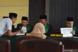 SIDANG ISBAT PERNIKAHAN DI MADIUN. Suasana sidang isbat pernikahan di ruang pertemuan Dinas Kependudukan dan Pencatatan Sipil Kabupaten Madiun, Jawa Timur, Jumat (29/11/2019). Dinas Kependudukan dan Pencatatan Sipil bersama Kantor Kementerian Agama dan Pengadilan Agama Kabupaten Madiun menggelar sidang isbat bagi 45 pasangan yang nikah secara siri (nikah yang belum dicatat oleh negara) guna memperoleh akta nikah sebagai dokumen pengurusan akta kelahiran anak. Antara Jatim/Siswowidodo/zk