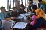  Petugas melayani pengurusan kelengkapan administrasi saat sidang isbat pernikahan di ruang pertemuan Dinas Kependudukan dan Pencatatan Sipil Kabupaten Madiun, Jawa Timur, Jumat (29/11/2019). Dinas Kependudukan dan Pencatatan Sipil bersama Kantor Kementerian Agama dan Pengadilan Agama Kabupaten Madiun menggelar sidang isbat bagi 45 pasangan yang nikah secara siri (nikah yang belum dicatat oleh negara) guna memperoleh akta nikah sebagai dokumen pengurusan akta kelahiran anak. Antara Jatim/Siswowidodo/zk