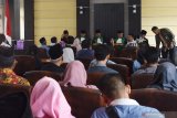 Suasana sidang isbat pernikahan di ruang pertemuan Dinas Kependudukan dan Pencatatan Sipil Kabupaten Madiun, Jawa Timur, Jumat (29/11/2019). Dinas Kependudukan dan Pencatatan Sipil bersama Kantor Kementerian Agama dan Pengadilan Agama Kabupaten Madiun menggelar sidang isbat bagi 45 pasangan yang nikah secara siri (nikah yang belum dicatat oleh negara) guna memperoleh akta nikah sebagai dokumen pengurusan akta kelahiran anak. Antara Jatim/Siswowidodo/zk