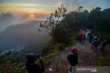 Wisatawan menikmati pemandangan matahari terbit dari Puncak Upas di Kabupaten Bandung Barat, Jawa Barat, Jumat (29/11/2019). Puncak Upas dengan ketinggian 2.093 mdpl merupakan sisi lain dari Puncak Gunung Tangkuban Parahu yang menawarkan pemandangan matahari terbit serta pemandangan Kawah Upas dan Kawah Ratu. ANTARA FOTO/Raisan Al Farisi/agr