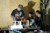 Barista memberikan edukasi mengolah kopi kepada anak-anak di Papring, Kalipuro Banyuwangi, Jawa Timur, Jumat (29/11/2019). Edukasi kepada anak-anak dan warga di daerah penghasil biji kopi itu, selain untuk belajar memproses kopi juga bertujuan untuk mengkampanyekan panen kopi petik merah agar mampu meningkatkan harga dan kualitas rasa. Antara Jatim/Budi Candra Setya/zk.