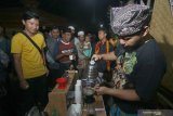 Barista memberikan edukasi mengolah kopi kepada anak-anak dan warga di Papring, Kalipuro Banyuwangi, Jawa Timur, Jumat (29/11/2019). Edukasi kepada anak-anak dan warga di daerah penghasil biji kopi itu, selain untuk belajar memproses kopi juga bertujuan untuk mengkampanyekan panen kopi petik merah agar mampu meningkatkan harga dan kualitas rasa. Antara Jatim/Budi Candra Setya/zk.