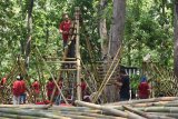 Pelaku Kelompok Sadar Wisata (Pokdarwis) membuat karya seni instalasi berbahan bambu saat mengikuti Festival Bambu di Dungus Forest Park Kabupaten Madiun, Jawa Timur, Sabtu (30/11/2019). Festival bambu yang diikuti ratusan pelaku Pokdarwis tersebut dimaksudkan untuk mengangkat potensi daerah yang sebagian besar wilayahnya penghasil bambu. Antara Jatim/Siswowidodo/zk.