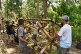 Pelaku Kelompok Sadar Wisata (Pokdarwis) membuat karya seni instalasi berbahan bambu saat mengikuti Festival Bambu di Dungus Forest Park Kabupaten Madiun, Jawa Timur, Sabtu (30/11/2019). Festival bambu yang diikuti ratusan pelaku Pokdarwis tersebut dimaksudkan untuk mengangkat potensi daerah yang sebagian besar wilayahnya penghasil bambu. Antara Jatim/Siswowidodo/zk.