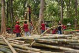 Pelaku Kelompok Sadar Wisata (Pokdarwis) membuat karya seni instalasi berbahan bambu saat mengikuti Festival Bambu di Dungus Forest Park Kabupaten Madiun, Jawa Timur, Sabtu (30/11/2019). Festival bambu yang diikuti ratusan pelaku Pokdarwis tersebut dimaksudkan untuk mengangkat potensi daerah yang sebagian besar wilayahnya penghasil bambu. Antara Jatim/Siswowidodo/zk.