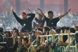 Sejumlah penggemar musik Campur Sari berjoget di Stadion Brawijaya, Kota Kediri, Jawa Timur, Jumat (29/11/2019) malam. Konser penyanyi Campur Sari Didi Kempot yang dihadiri puluhan ribu penonton tersebut untuk memeriahkan Hut ke-48 Korps Pegawai Republik Indonesia  (Korpri). Antara Jatim/Prasetia Fauzani/zk.