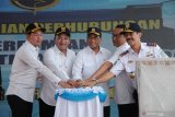 Menteri Perhubungan Budi Karya Sumadi (tengah) bersama Bupati Sampang  H Slamet Junadi (ke dua kiri) dan Kepala Dinas Dishub Jatim Fattah Jasin (kanan) memencet tombol sirine saat peresmian Pelabuhan Trunojoyo, Taddan di Sampang, Jawa Timur, Sabtu (30/11/2019). Menhub berharap dengan diresmikannya Pelabuhan tersebut  dapat memajukan pergerakan ekonomi masyarakat serta mendukung kelancaran arus barang di bidang transportasi laut di derah itu. Antara Jatim/Saiful Bahri/zk.